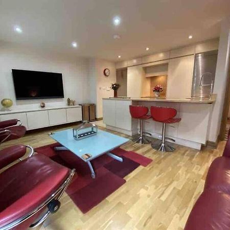Lovely 2 Double Bedroom Flat With Patio Manchester Kültér fotó