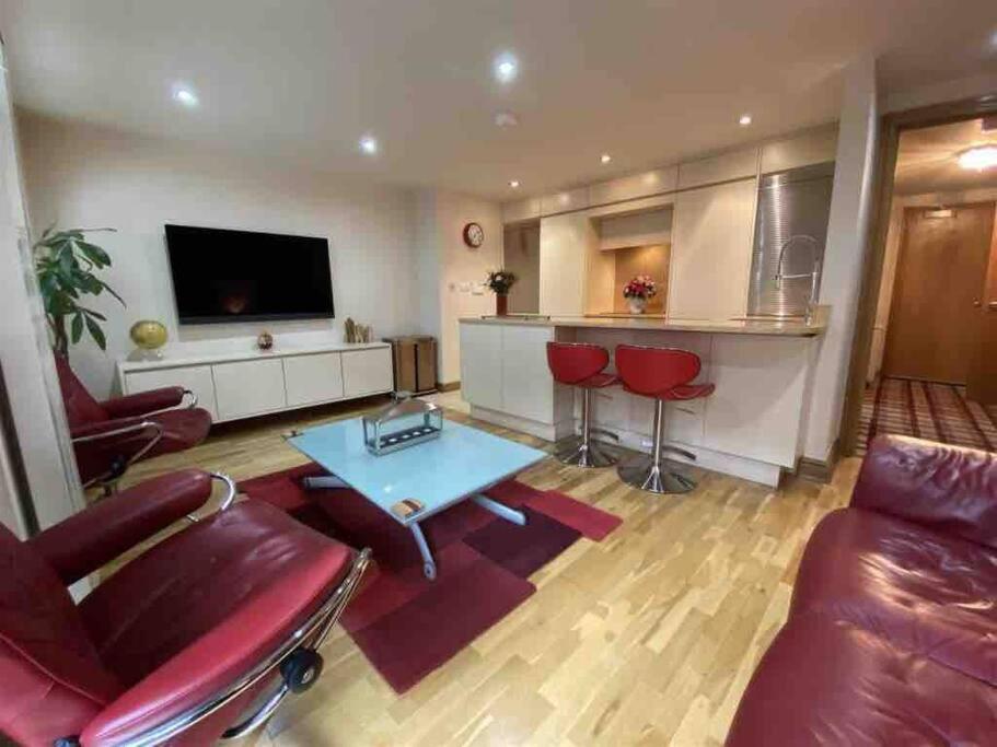 Lovely 2 Double Bedroom Flat With Patio Manchester Kültér fotó