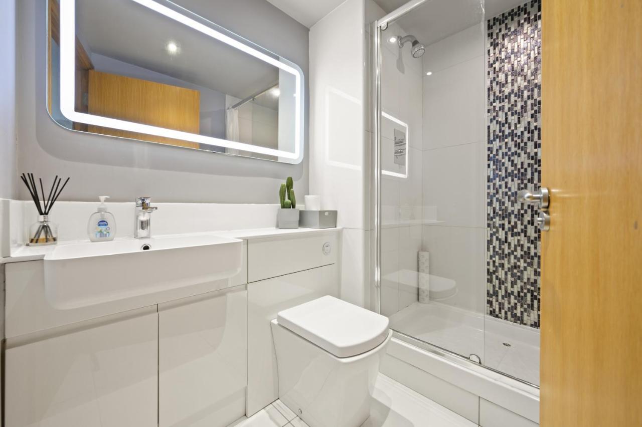 Lovely 2 Double Bedroom Flat With Patio Manchester Kültér fotó