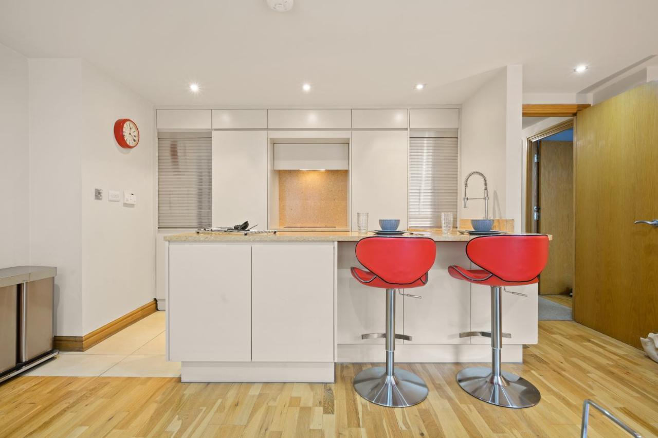 Lovely 2 Double Bedroom Flat With Patio Manchester Kültér fotó
