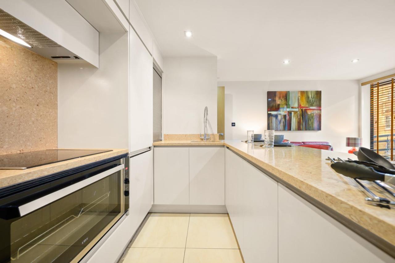 Lovely 2 Double Bedroom Flat With Patio Manchester Kültér fotó